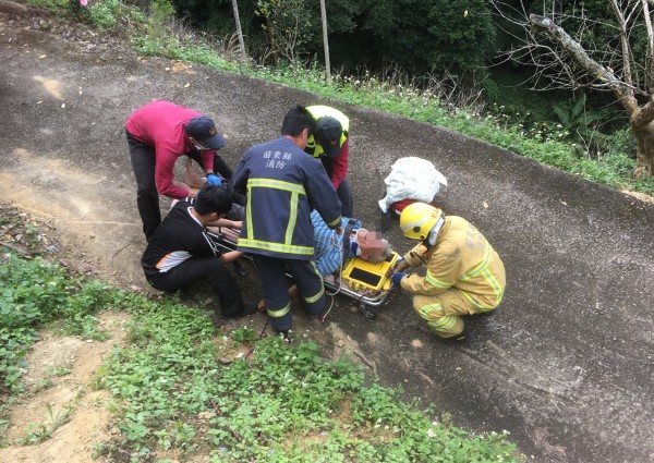 男子開車行駛苗栗縣公館鄉南河村山區道路，不慎翻落一旁邊坡，警、消獲報前往，將男子救出送醫。（記者彭健禮翻攝）