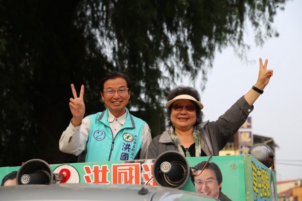 總統府秘書長陳菊（右）一週二度到南投為民進黨南投縣長候選人洪國浩（左）造勢。（洪國浩競選總部提供）