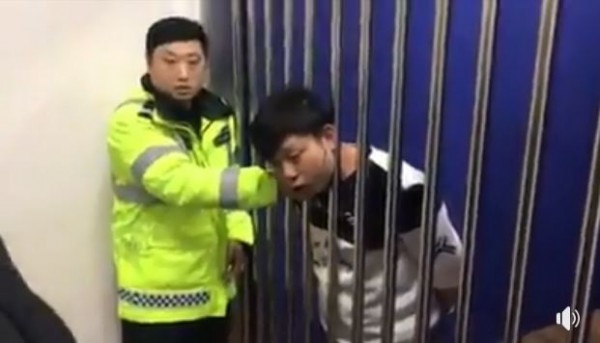 中國男欲使用縮骨功逃離派出所的牢籠，不料竟被卡住進退不得。（圖擷取自帝吧中央集團軍臉書社團）