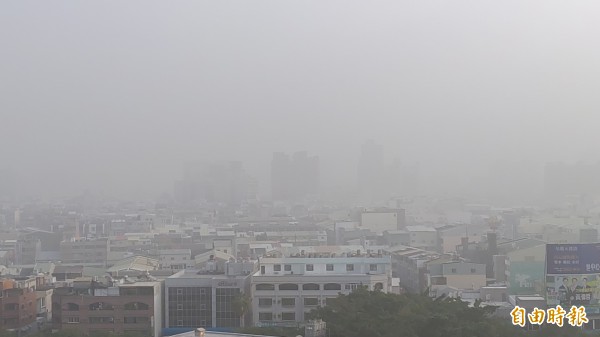 台南霧、霾夾擊，天空一片霧茫茫，能見度不佳。（記者蔡文居攝）