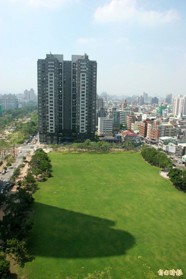 環團想借用市民廣場舉辦反空污遊行，市府以進行養護工程為由「不借用」。（記者黃鐘山攝）