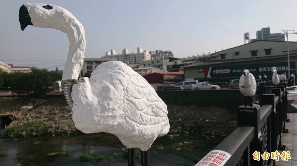 大里區鷺村橋重新裝上1個多月的白鷺鷥塑像，昨晚遭人蓄意破壞扭斷5隻的脖子，讓民眾覺得很痛心。（記者陳建志攝）