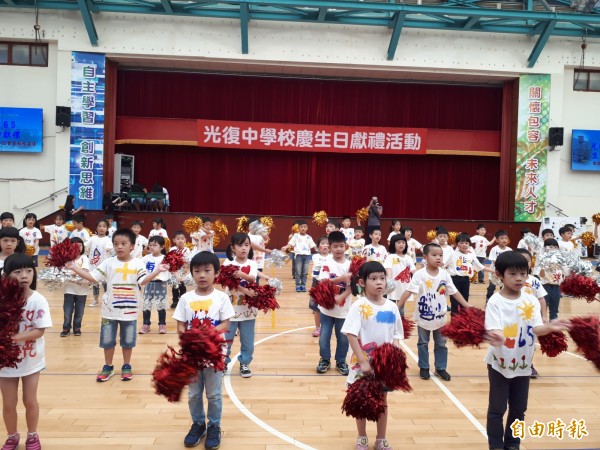 新竹市光復中學慶祝65週年校慶，學校各科學生包括幼兒園小朋友都以精采表演來祝賀。（記者洪美秀攝）