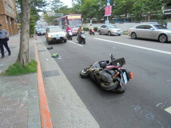 北市光復南路、忠孝東路四段口發生休旅車及機車死亡車禍。（記者姚岳宏翻攝）