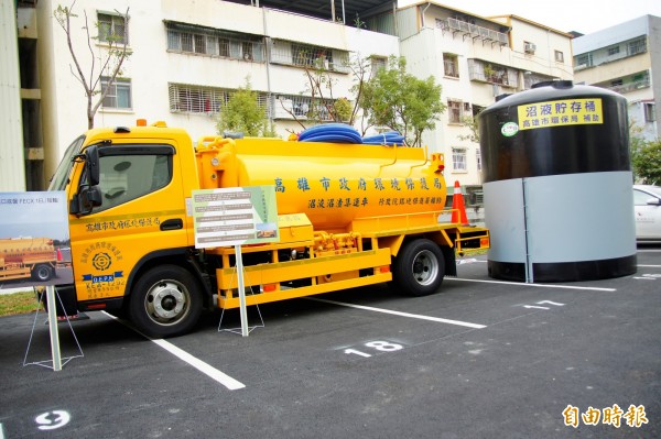 環署補助高市5部沼液集運車。（記者蔡清華攝）