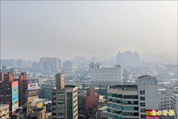 桃園市8日空氣品質不佳，多個測站AQI達紅色警示，天空與街景灰濛濛一片。（記者魏瑾筠攝）