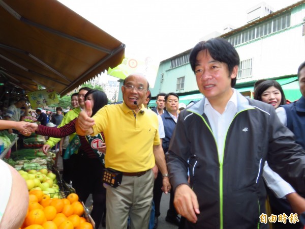 蘇貞昌今天在行政院長賴清德陪同下至蘆洲的三蘆市場掃街拜票。（記者陳心瑜攝）