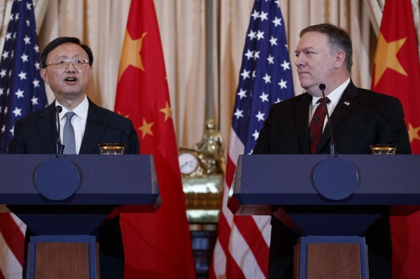 美國和中國第二輪外交與安全對話9日在華府召開，雙方就台灣、南海和人權議題上針鋒相對。圖為中共中央政治局委員楊潔篪（左）和美國國務卿龐皮歐（Mike Pompeo，右）。（美聯社）