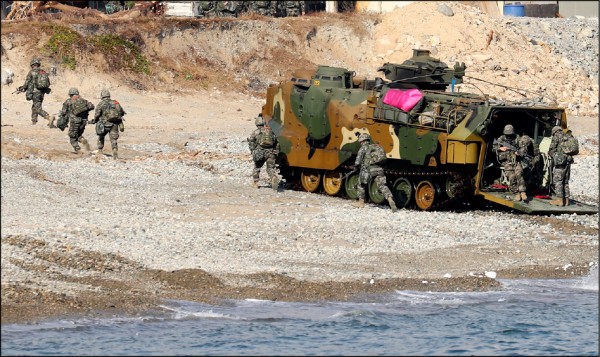 圖為南韓陸戰隊的兩棲突擊車，5日在慶尚北道浦項市海岸模擬登陸作戰時發射煙霧彈。（法新社）