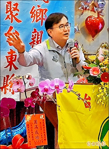 民進黨台東縣長候選人劉櫂豪指台東交通不好，是上一代沒做好。（記者黃明堂攝）