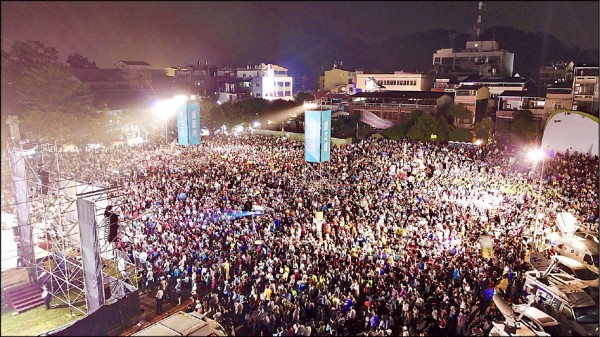 民進黨高雄市長候選人陳其邁昨晚在旗山體育場舉辦旗美大團結造勢晚會，現場湧入爆滿的熱情支持者。（陳其邁競選辦公室提供）