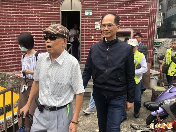 前行政院長游錫堃（右）今北上為北市議員江志銘掃街。（記者郭安家攝）