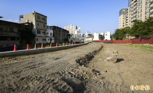 新竹市政府正進行公道三安置基地的基礎建設和公共設施工程，期許提供公道三拆遷戶一個安置安居的基地，預計明年中完工，市長林智堅日前視察，要求如質如期完工。（記者洪美秀攝）