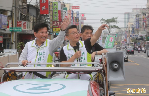 台中市長林佳龍在立法院副院長蔡其昌陪同下從梧棲區的浩天宮出發車隊掃街拜票。（記者歐素美攝）