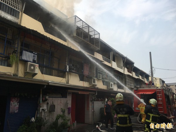 斗南南昌西路一處集合式住宅今天下午3點半左右發生火警，虛驚一場。（記者黃淑莉攝）