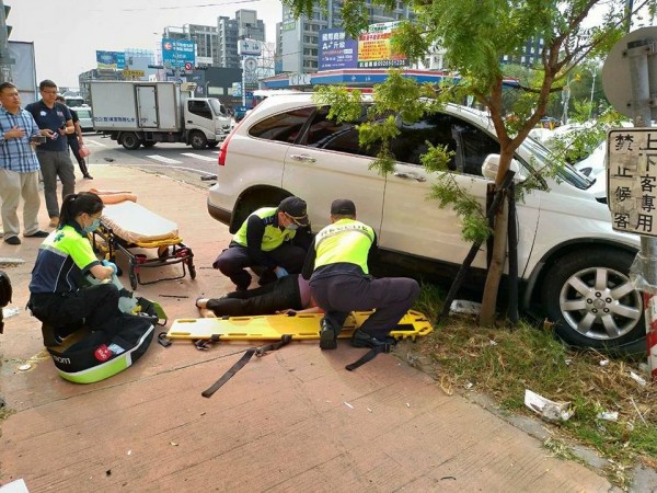 黃姓男子駕駛白色休旅車一路連撞1輛機車、3輛轎車造成1死1傷，警訊時坦承工作太累、一時恍神而釀禍，全案依過失致死罪嫌函送法辦。（讀者蔡蕥鍹提供）