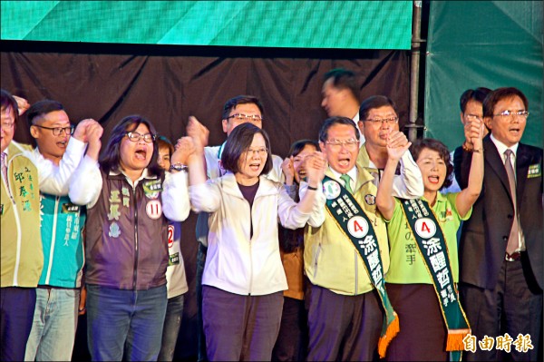 蔡英文（前排左三）為嘉義市長涂醒哲（前排右三）站台輔選。（記者陳璟民攝）