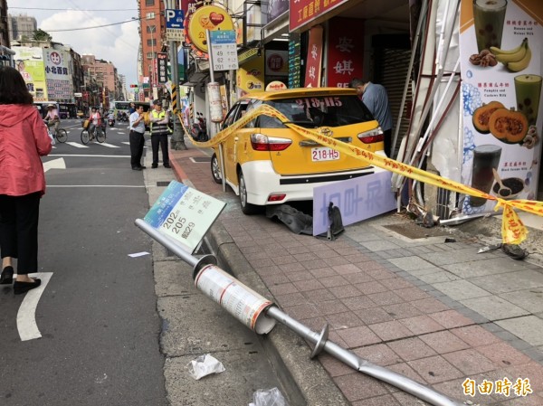 北市康定路今天下午2點半發生計程車失控衝撞等公車民眾，2命危1受傷。（記者王冠仁攝）