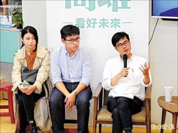 民進黨高雄市長候選人陳其邁（右），昨與創業青年有約，大談輔助青年創業政見。（記者葛祐豪攝）