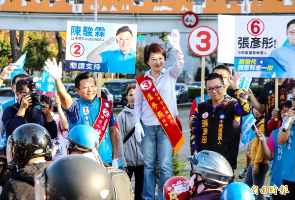 國民黨台中市政候選人盧秀燕（右2）在路口拜票 。（記者張菁雅攝）