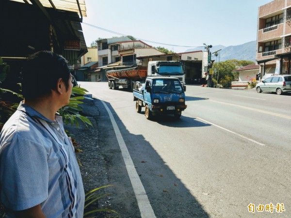 住在台16線水里往返信義、魚池的民眾，進出家門都得與下坡車輛「拚搏」，生活相當不便。（記者劉濱銓攝）