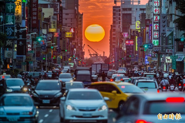 高雄市青年路「懸日」美景今天傍晚再現！（記者張忠義攝）