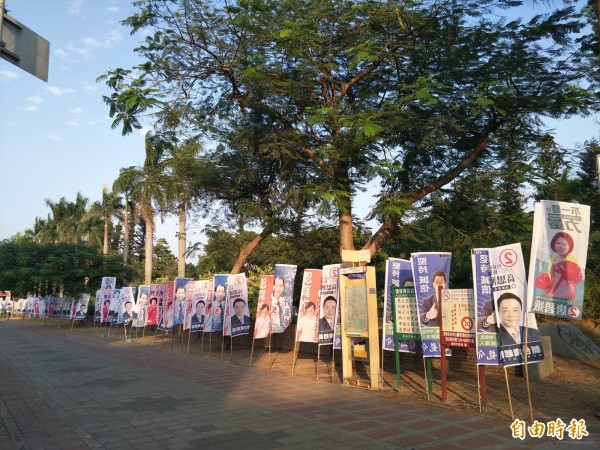 台南各公園出現各候選人的旗幟。（記者邱灝唐攝）