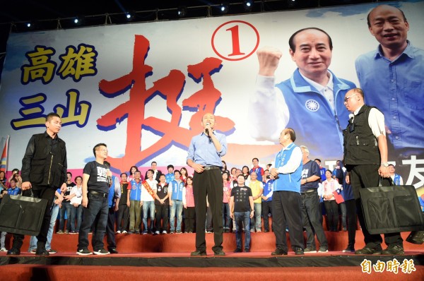 韓國瑜岡山造勢大會今晚場面盛大，他霸氣地說：「人民才是『政黨的爸爸』」，所有政黨、政府絕對不要忘記，民主最原始的精神，就是「人民作主」。（記者張忠義攝）