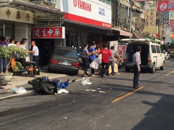 嘉義縣民雄鄉福樂村埤角今天上午發生死亡車禍，女騎車騎士當場死亡，汽車男駕駛輕傷。（記者蔡宗勳攝）