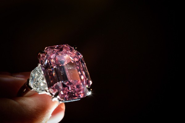 名為「粉紅遺產」（Pink Legacy）的罕見19克拉粉紅鑽石，昨（13）日在瑞士日內瓦舉辦的佳士得拍賣會上，以約新台幣15.6億元賣出，創平均每克拉售價的新高紀錄。（法新社）