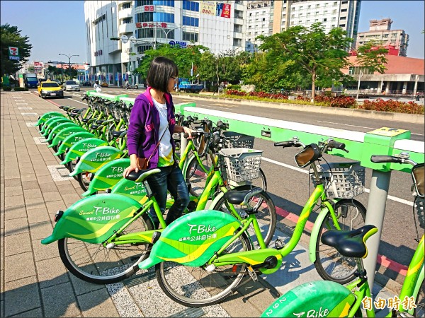 台南市公共自行車T-Bike自二○一六年啟用，兩年來已突破一百五十萬人次，目前有五十五個租賃站，年底前將再新增七站。（記者洪瑞琴攝）