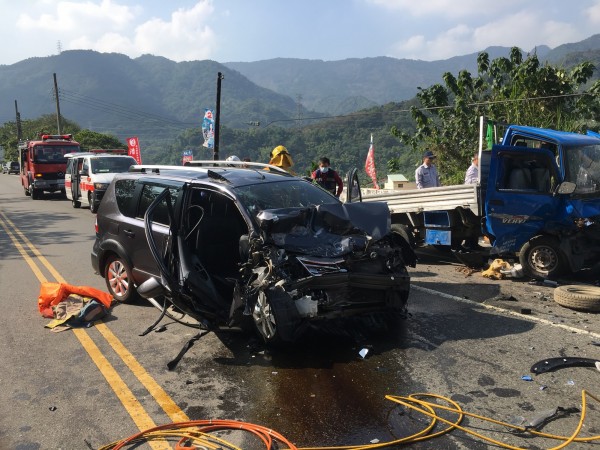 南投縣國姓鄉中興路近下午1時發生小貨車與自小客車對撞事故。（圖：國姓消防分隊提供）