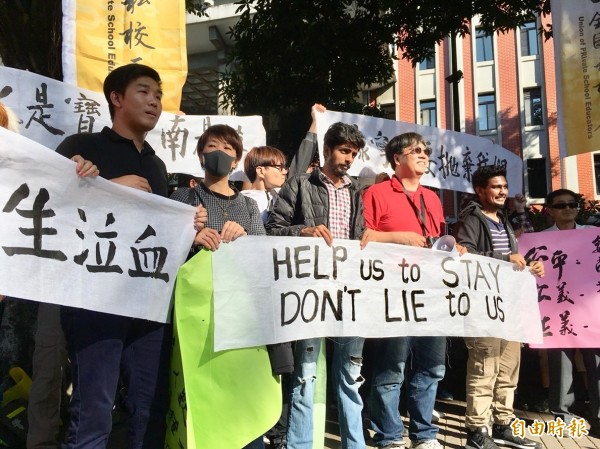 康寧大學台南師生包括斯里蘭卡外籍生等20多人今天北上陳情，要求教育部接管學校，讓康寧大學可以轉為新南向示範大學。（記者林曉雲攝）