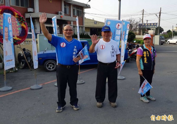 國民黨花壇鄉長候選人顧勝敏（左1）搶佔重要路口向鄉親揮手拜票。（記者湯世名翻攝）