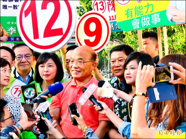 民進黨新北市長候選人蘇貞昌昨天再度質疑對手侯友宜稅務問題，重砲抨擊「副市長不繳稅是最壞示範」。（記者陳心瑜攝）