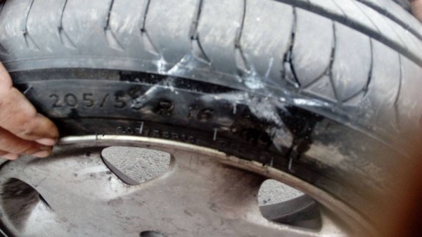 車胎被連戳8回,車主氣炸。(記者蔡清華翻攝) 車胎被連戳8回,車主氣炸。(記者蔡清華翻攝)