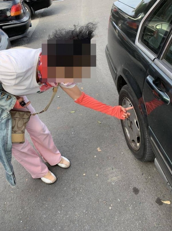 女護理師連換8顆車胎。(記者蔡清華翻攝) 女護理師連換8顆車胎。(記者蔡清華翻攝)