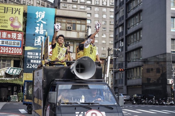 黃國昌陪時代力量的候選人進行車隊掃街。（時代力量提供）