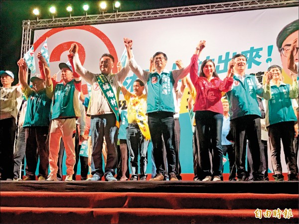 民進黨高雄市長候選人陳其邁昨晚在林園舉行造勢晚會，陳表示，他當選後捷運延伸林園是「美夢成真」，他會在二年動工。（記者洪臣宏攝）