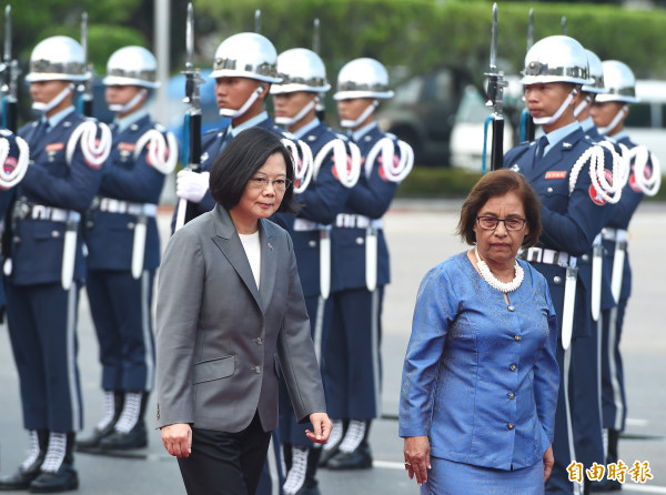 圖為我國總統蔡英文（左）和馬紹爾群島共和國總統海妮（Hilda C. Heine）（右）。（本報資料照）