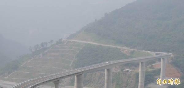 通往霧台鄉的省道台24線，豪雨期間常有土石滑落情形，沿線可見大面積護坡設施。（圖中人事物與本新聞事件無關）。（記者李立法攝）