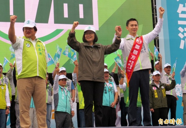 民進黨新竹縣長候選人鄭朝方（前排右）今天中午舉辦造勢大會，蔡英文總統（前排中）來站台時肯定他是今年最有爆發力的候選人。（記者蔡孟尚攝）