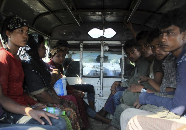 昨（16）日清晨被緬甸政府扣押的106名羅興亞人，在紅十字會及當地官員陪同下，搭乘卡車被載回仰光省城鎮Kyauktan。（美聯社）