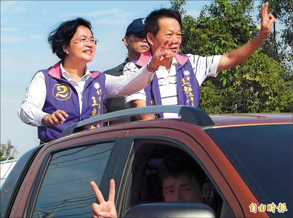 國民黨彰化縣長候選人王惠美（左）動員車隊掃街拜票。（記者湯世名攝）