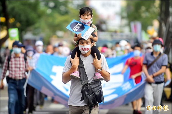 台中反空污遊行昨下午登場，台灣健康空氣行動聯盟等十多個環團齊聚一堂，一邊遊行一邊高喊「反空污」、「要無煤」、「反黑箱」等口號！（記者廖耀東攝）