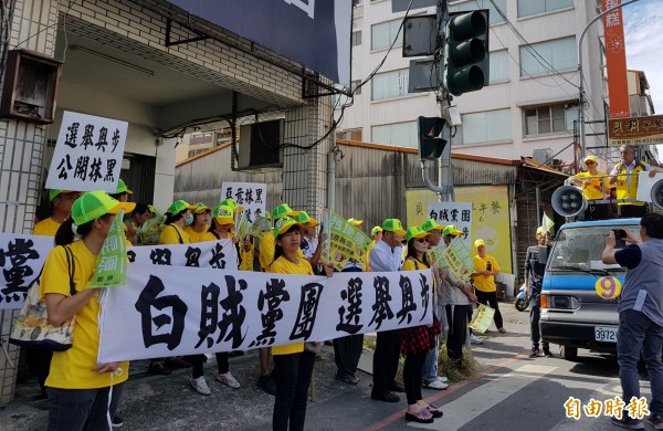 南市無黨籍議員候選人趙昆原稱遭民進黨南市黨部不實文宣抹黑，今前往民進黨新營黨部抗議，再轉往地檢署按鈴申告。（記者王涵平攝）