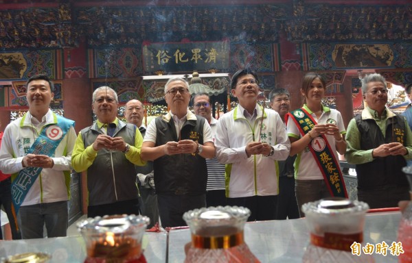 民進黨台中市長候選人林佳龍（右三），今天在烏日、大肚、龍井掃街，出發前在烏日玉闕朝仁宮參拜。（記者陳建志攝）