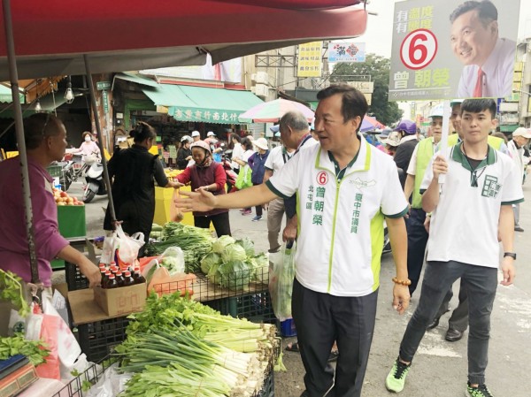 民進黨市議員候選人曾朝榮，近日發出「告急」文宣，強調「穩當選」耳語恐被「分票」，呼籲支持者「心頭抓乎定」堅定支持。（曾朝榮競選總部提供）