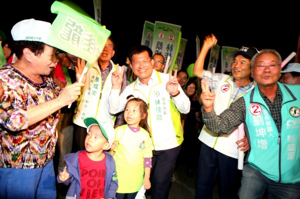 台中市長林佳龍晚上在東勢踩街宣傳。（民進黨台中市黨部提供）