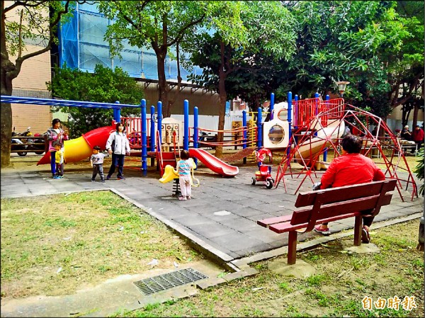 林智堅指出，香山公園是一個讓附近里民聯繫感情好場域，因此將改造成全齡的友善公園。（記者王駿杰攝）
